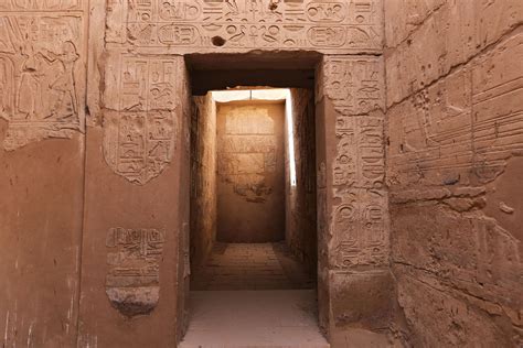 The Whispering Walls of Thebes -  Unveiling Ancient Secrets Through Storytelling!